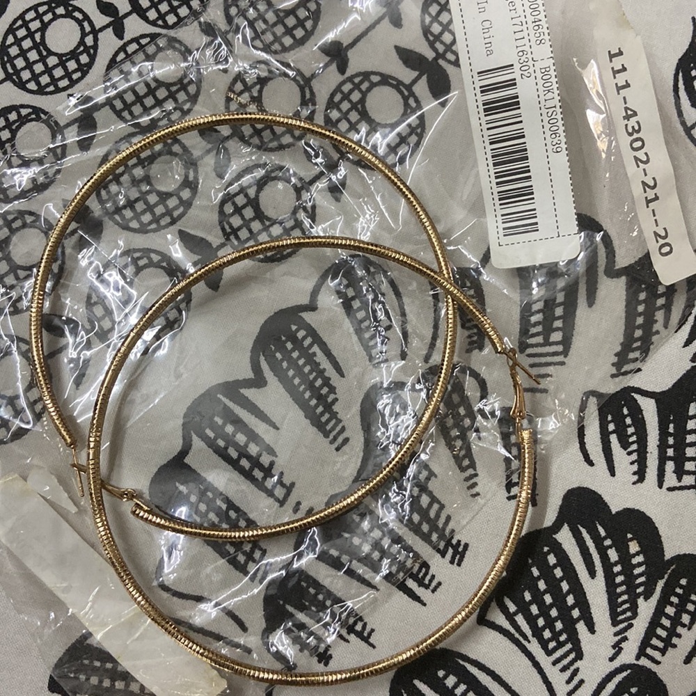 Golden hoops - Picture 2 of 3